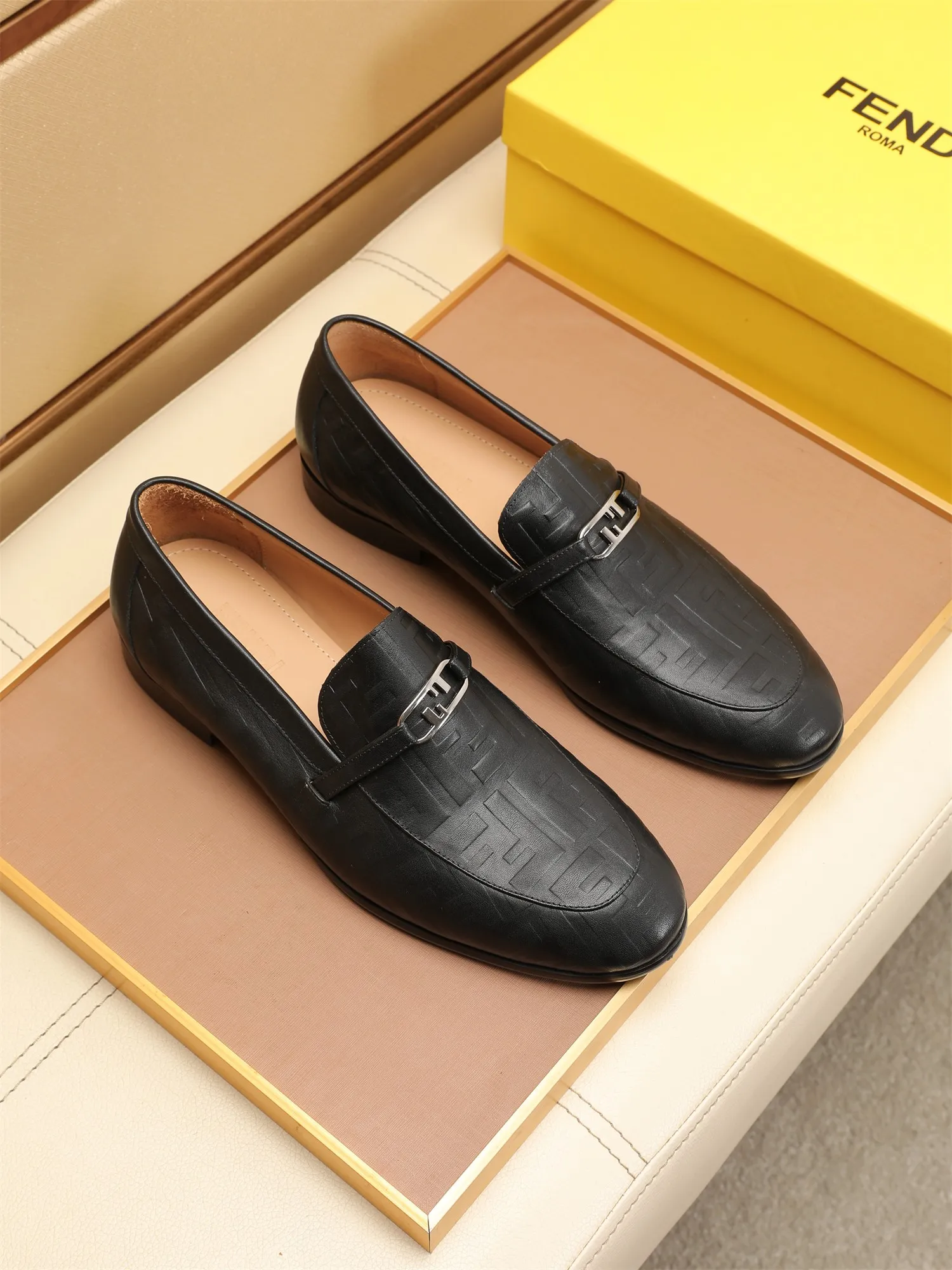 Men's shoes💰460 🕷🕷【FENDI】The latest men's formal leather shoes🇨🇳Classic series not to be missed💯The first layer is made of imported first-layer cowhide☘Original quality, the leather is smooth and delicate🎋Awesome version, perfect streamlined outline🍇Cowhide lining, size 38-44 (customized at 45.46)...